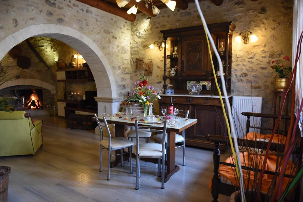 ArménoiCrete Villa Estia的一间带桌椅和壁炉的用餐室