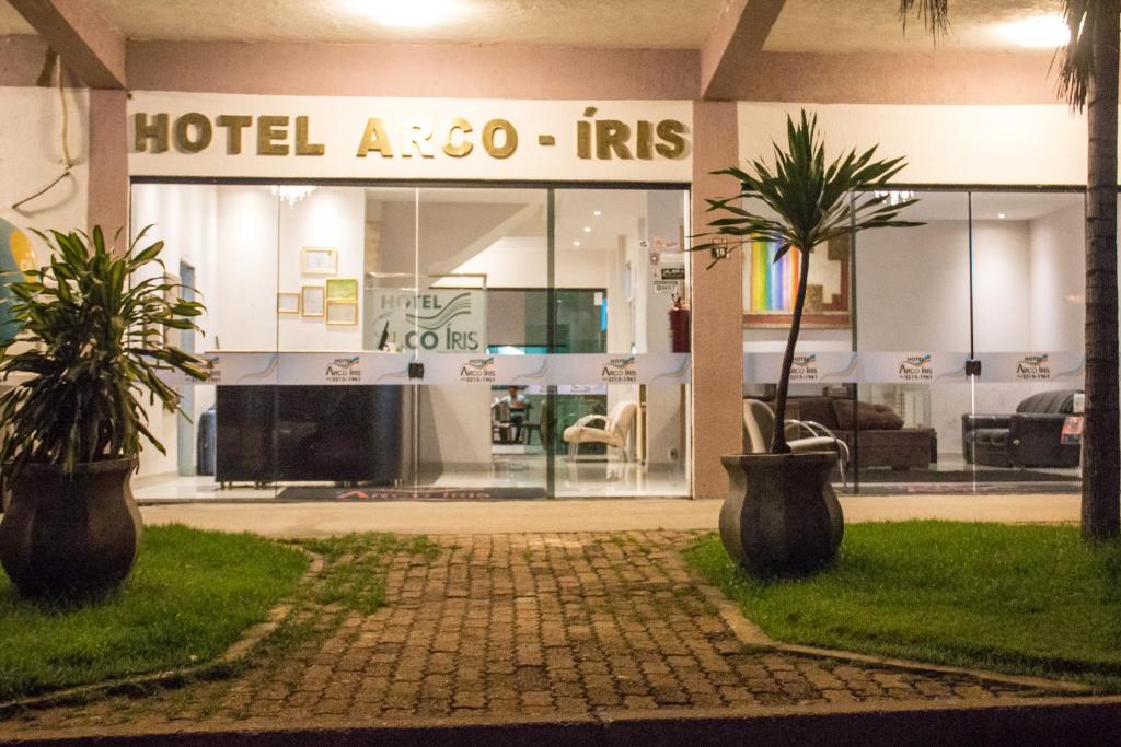 帕尔马斯Hotel Arco Iris Palmas的一座建筑前有两棵棕榈树的酒店