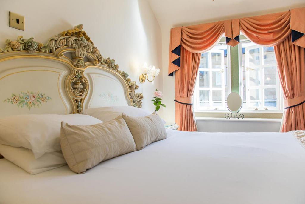 奥尔弗里顿圣多的海曼农场酒店的卧室设有一张白色大床和一扇窗户。