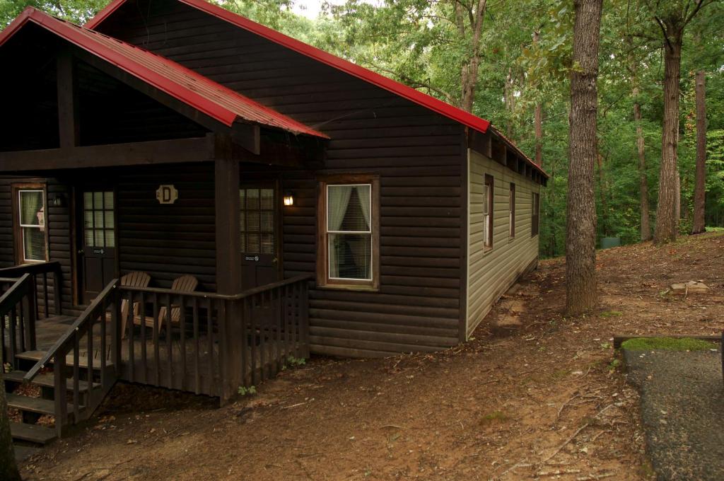 Fair PlayCarolina Landing Camping Resort Deluxe Cabin 4的红屋顶林中小屋