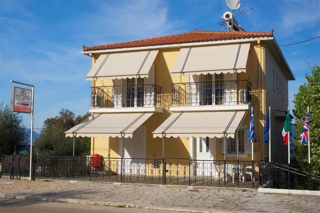 凯法利尼亚岛季米特里斯公寓旅馆的前面有栅栏的黄色房子