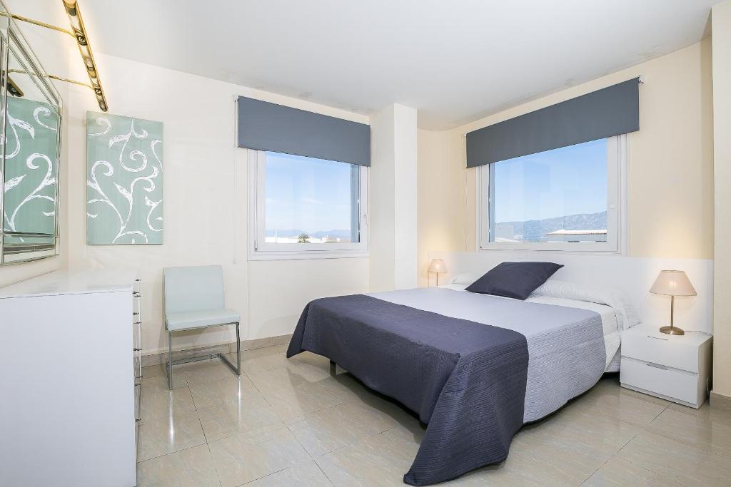 艾姆布里亚布拉瓦茂瑞西公园酒店的一间卧室设有一张大床和两个窗户。