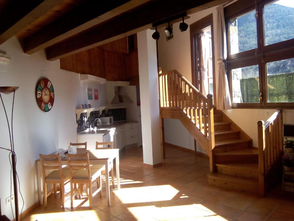 托尔拉Casa de Torla的房屋内的厨房和用餐室,设有楼梯