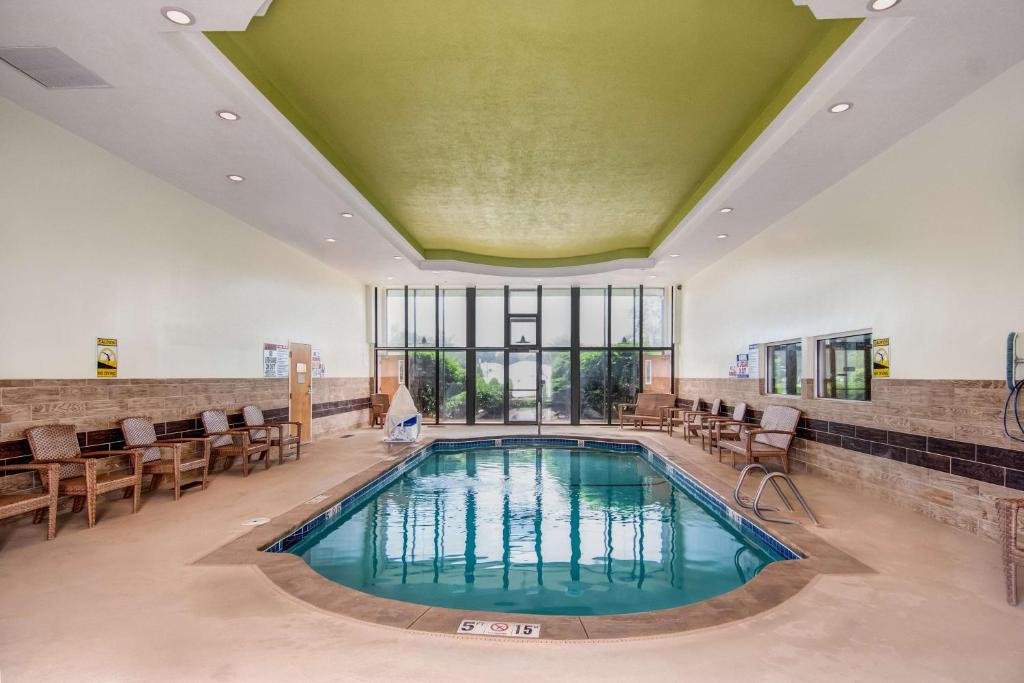 汉普顿Best Western Plus, The Inn at Hampton的绿色天花板客房中的游泳池