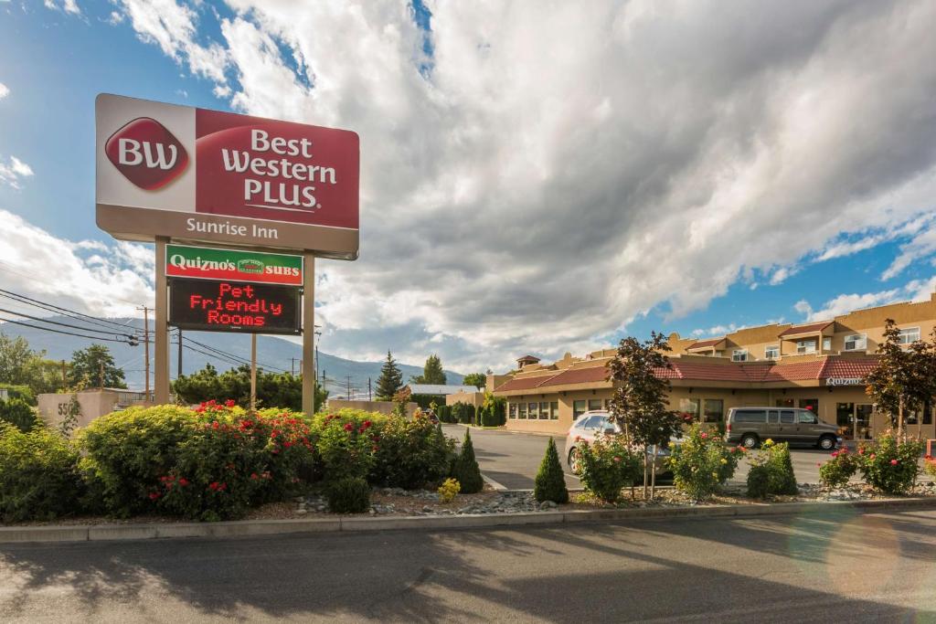 奥索尤斯Best Western Plus Osoyoos Hotel & Suites的酒店前面最好的西方加标志