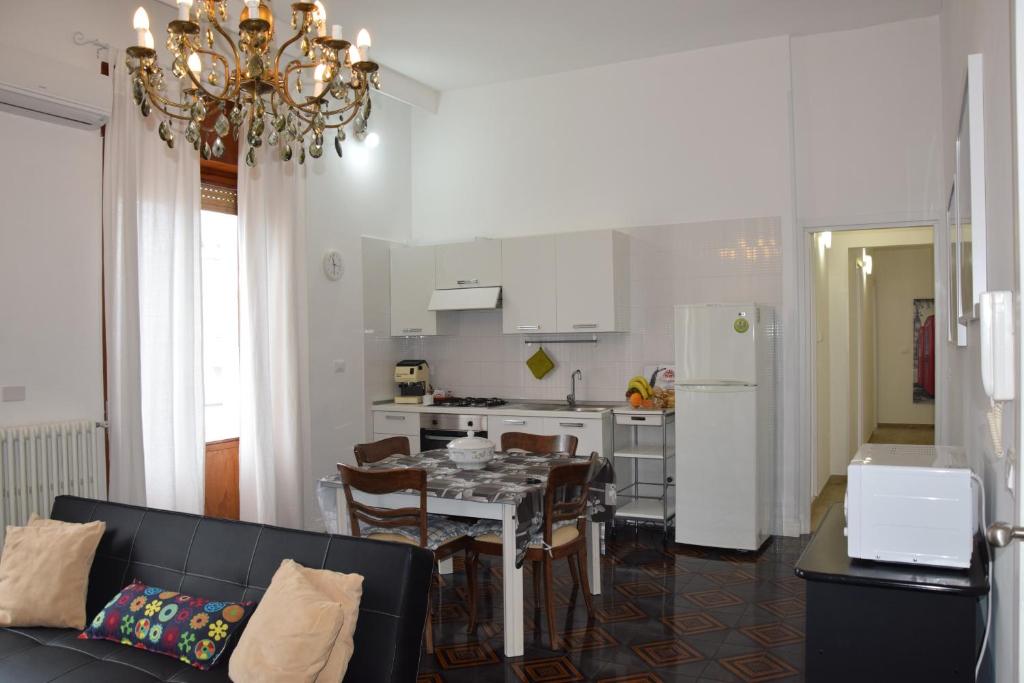 奥斯图尼Ostuni nuova casa vacanze的厨房以及带沙发和桌子的客厅。