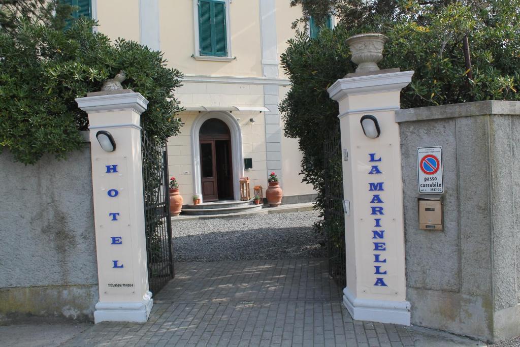 卡斯蒂利翁切洛Hotel La Marinella的建筑的入口,上面标有酒店标志