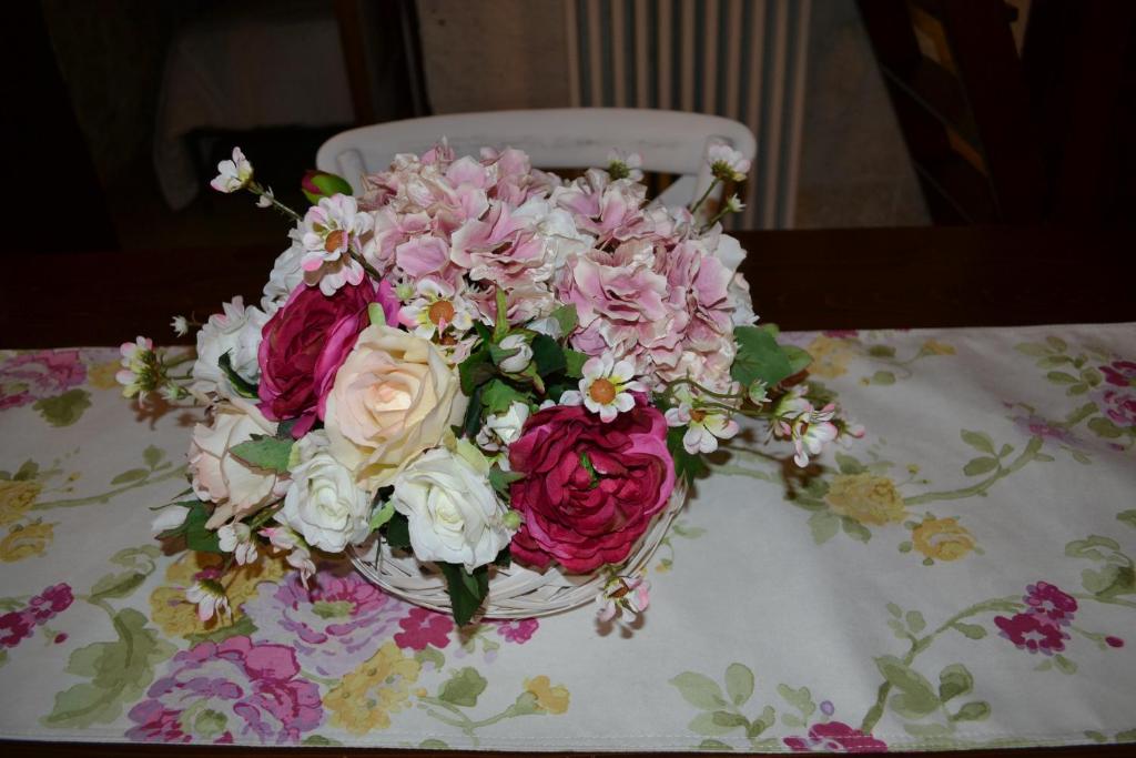 阿尔贝罗贝洛Trulli Aia Piccola的一张桌子上一束粉色和白色的花