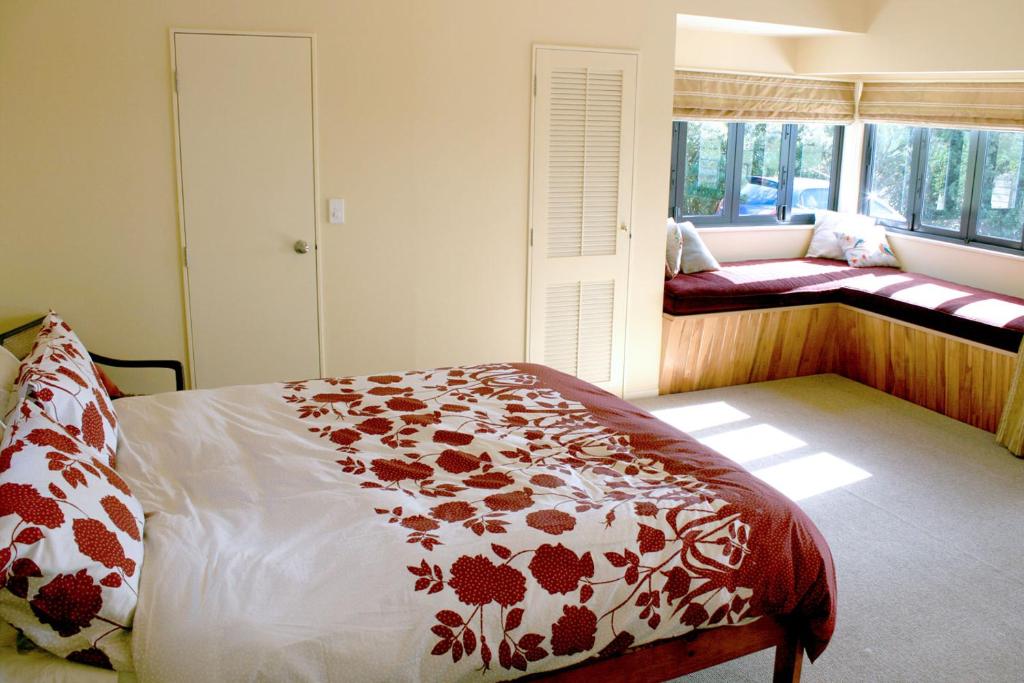 怀普Strathaven Bed and Breakfast的一间卧室配有一张带红白毯子的床