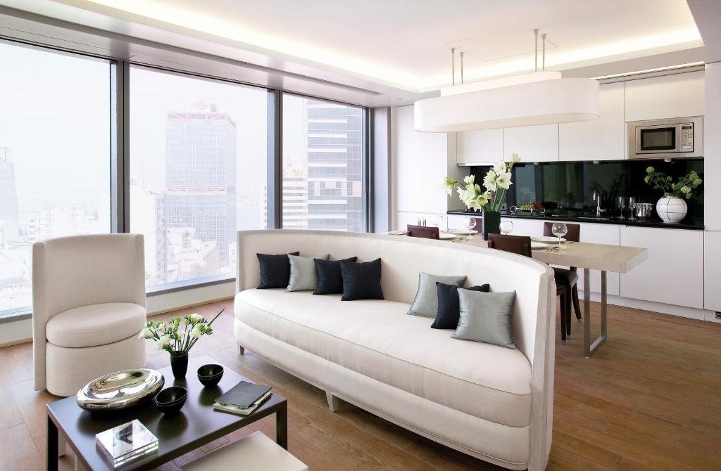 香港普特曼酒店的客厅配有白色的沙发和桌子