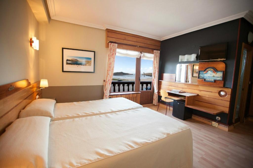 巴罗德亚尼斯卡亚皮酒店 - 金塔马尔的一间卧室配有一张床、一张书桌和一个窗户。
