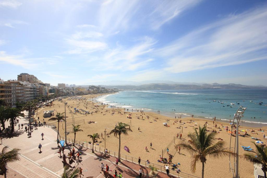 大加那利岛拉斯帕尔马斯Apartamentos Don Carlos的一片拥有众多人的海滩和海洋