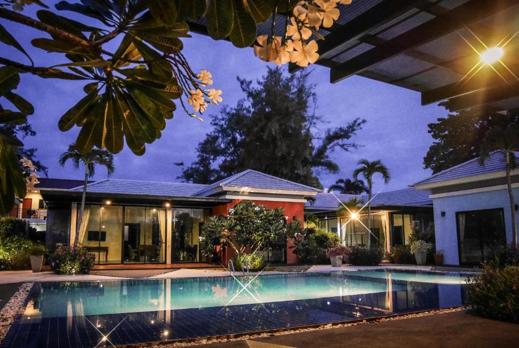 乔木提恩海滩纳文别墅酒店的夜间带游泳池的别墅