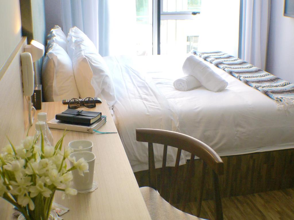 士姑来盒阁酒店的配有一张床和一张书桌的酒店客房