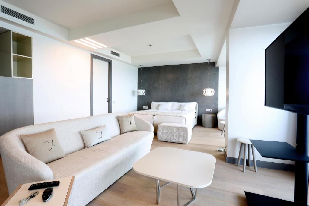 普拉加德阿罗Cosmo Apartments Platja d'Aro的客厅配有白色沙发和电视