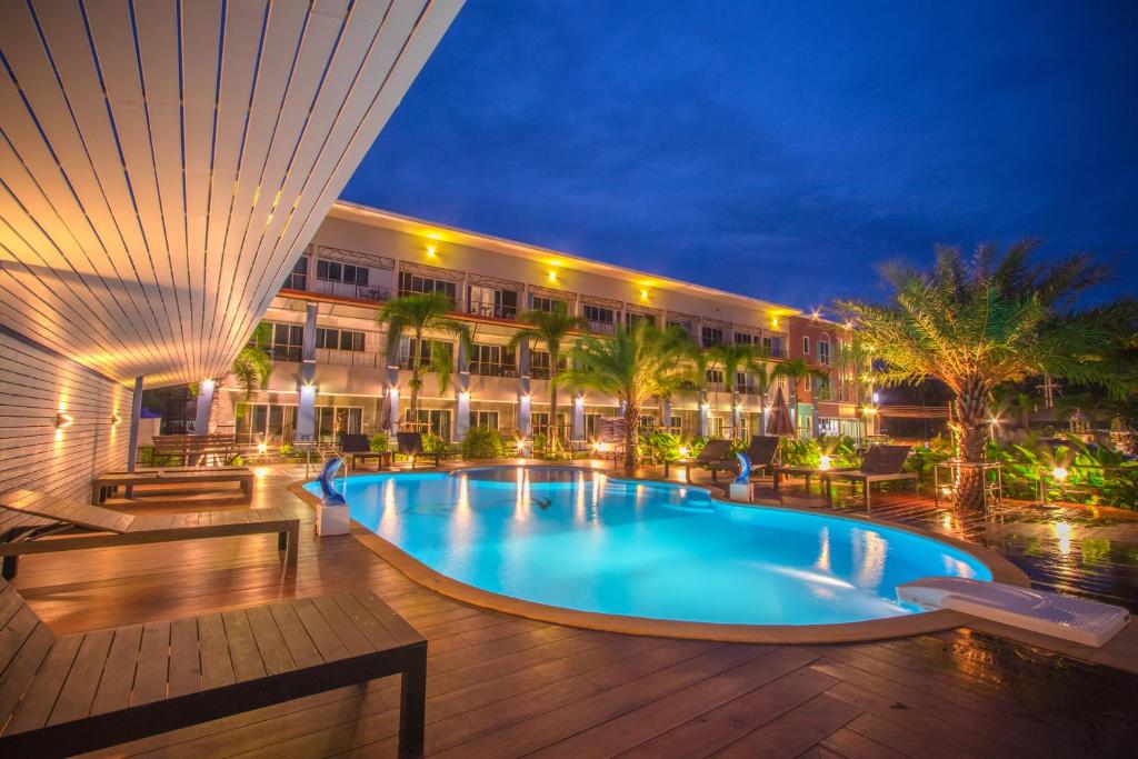 班克鲁特班克鲁特纳尼查度假酒店的晚上在酒店前面的一个游泳池