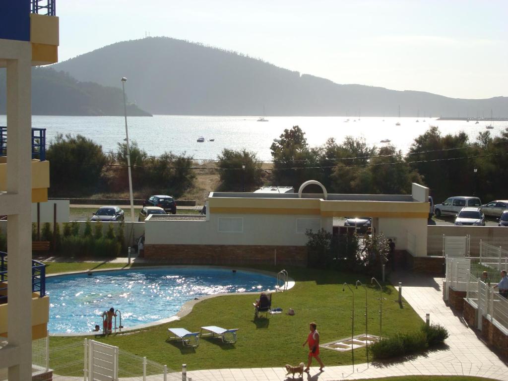 塞代拉Apartamento Piscina Playa Cedeira的享有水体景致的游泳池
