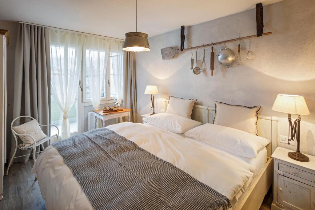 斯坦斯施塔德贝克餐厅和酒店的卧室设有一张白色大床和一扇窗户。
