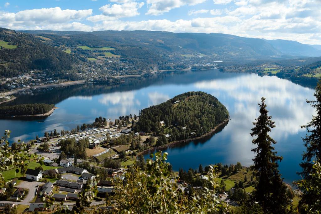 法格内斯Fagernes Camping的享有高山湖泊的空中景致