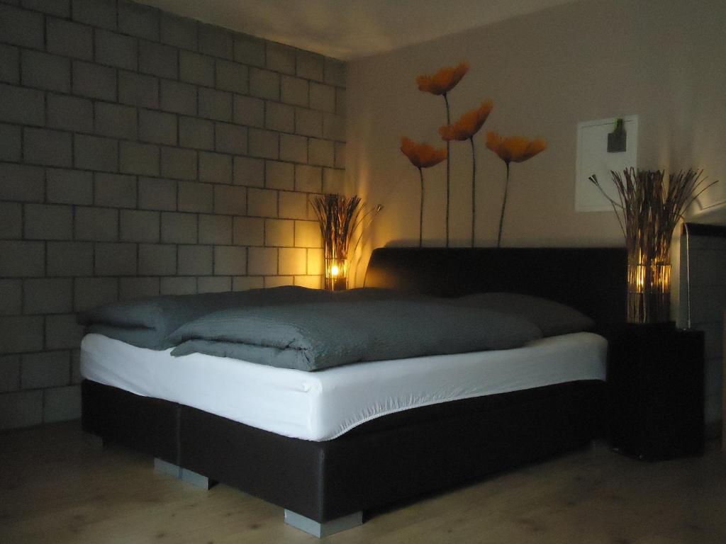 Faoug福奥格住宿加早餐旅馆的卧室配有一张墙上鲜花的床