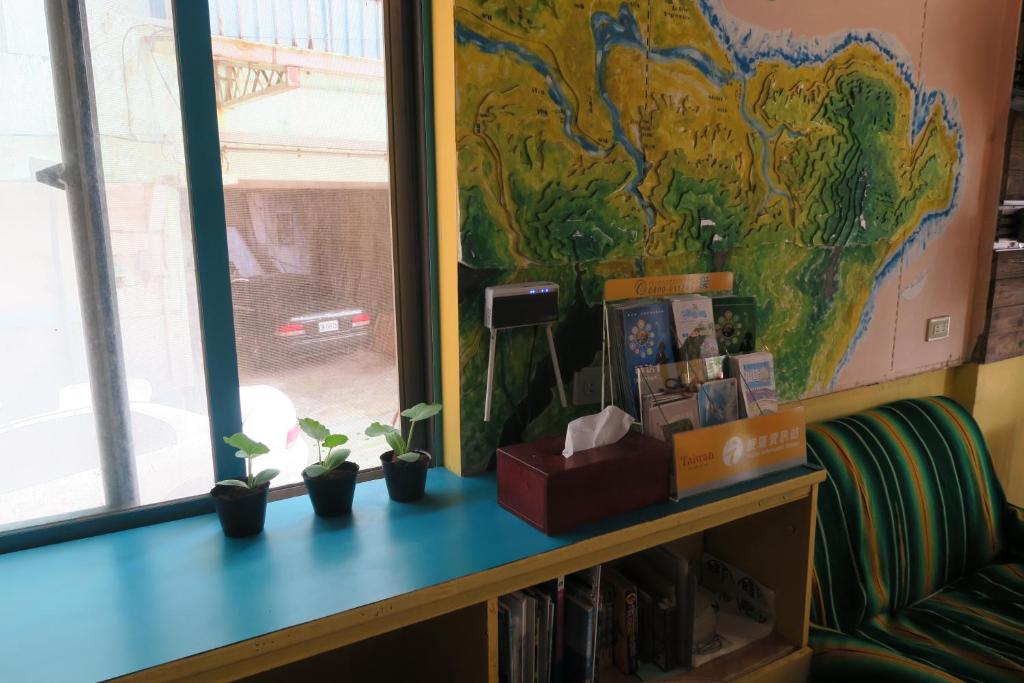 贡寮地球人户外休闲家的窗口旁边的桌子上放有植物