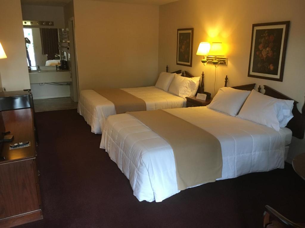 尤里卡斯普林斯高山酒店的酒店客房带两张床和厨房