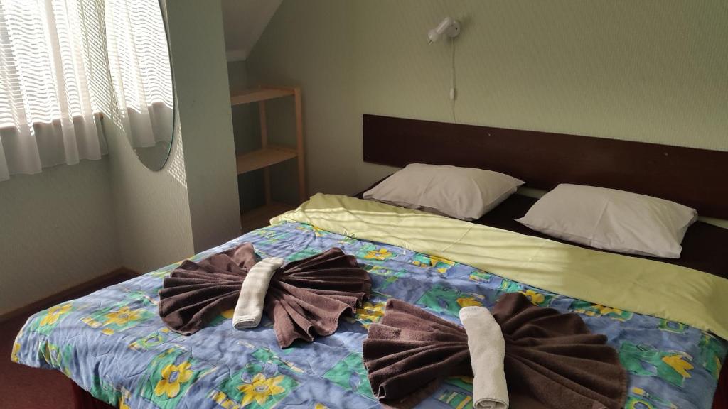 派尔努特尔斐旅舍的一间卧室配有带毛巾的床