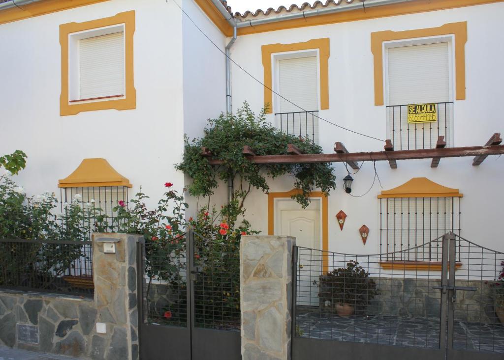 埃尔博斯克Casa Gil - La Vega的一座白色的房子,上面有栅栏和植物