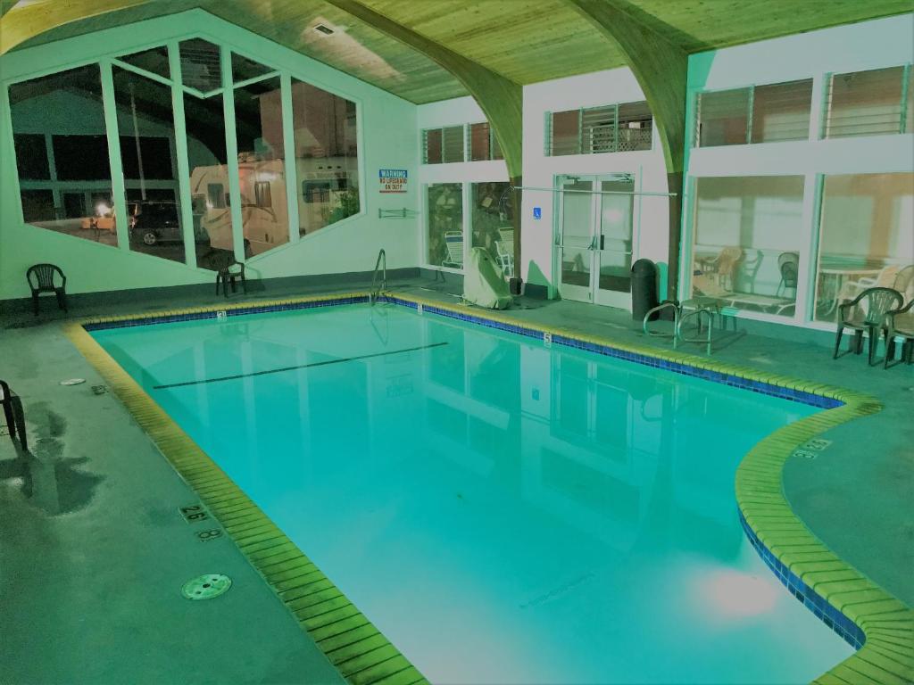 蒙特雷蒙特里号角酒店的蓝色海水大型游泳池