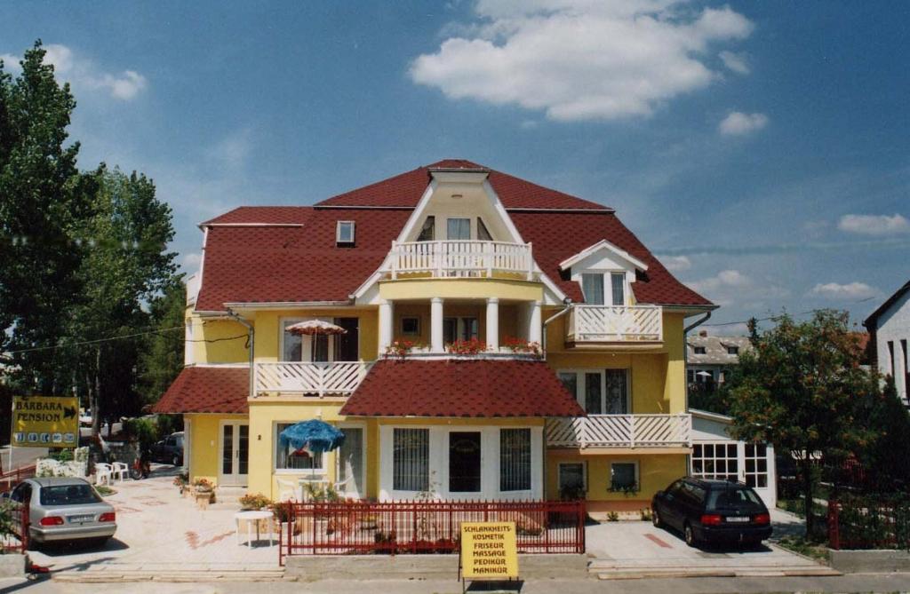 凯斯特海伊芭芭拉健身佩西恩酒店的红色屋顶的大型黄色房屋