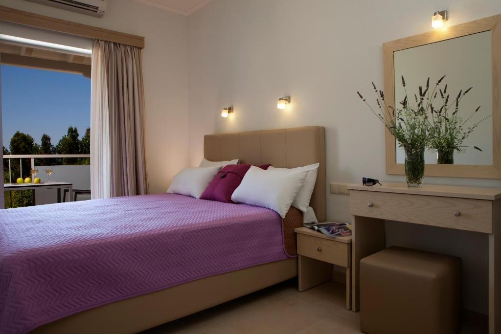 瓦西利基Savinos Rooms的一间卧室设有紫色的床和窗户