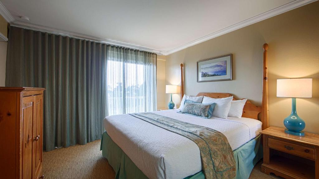 卡梅尔卡梅尔湾景酒店的酒店客房设有床和窗户。