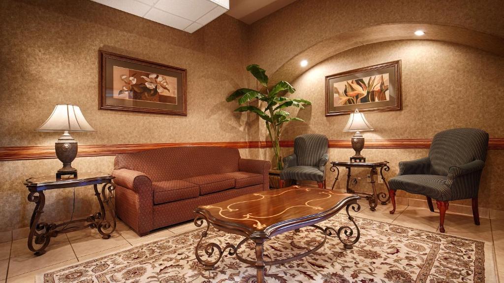哈灵根卡萨别墅贝斯特韦斯特酒店的客厅配有沙发、两把椅子和一张桌子