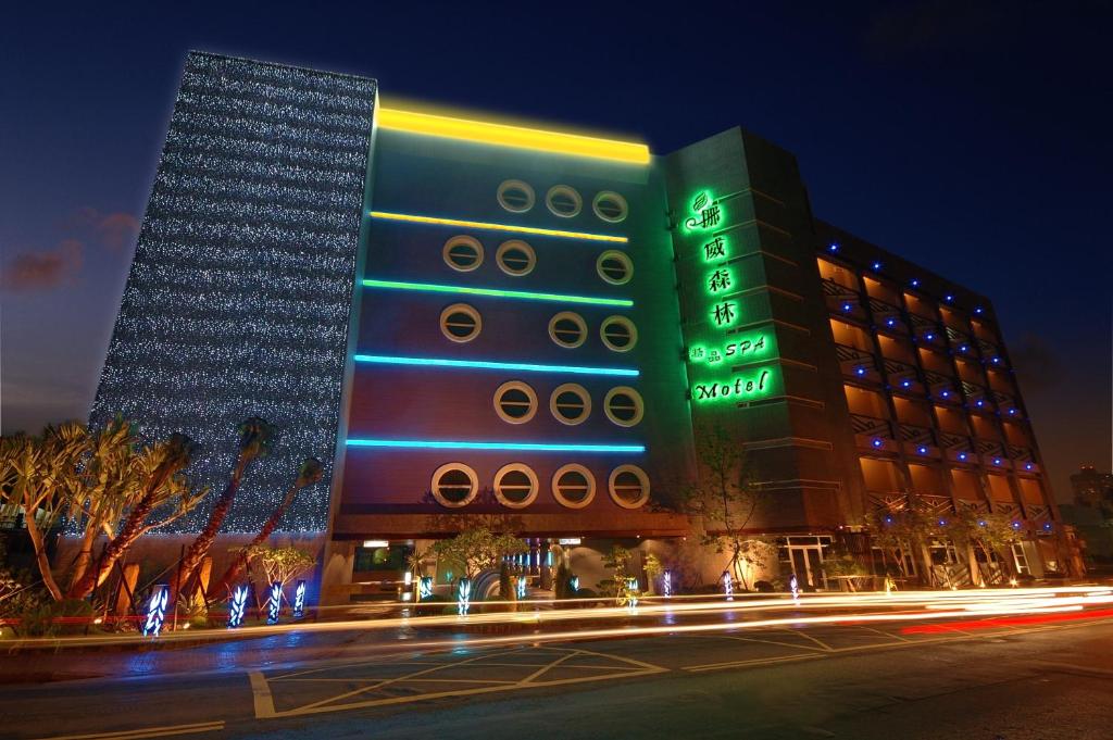 新店挪威森林精品SPA汽车旅馆的一座大建筑,晚上有 ⁇ 虹灯标志