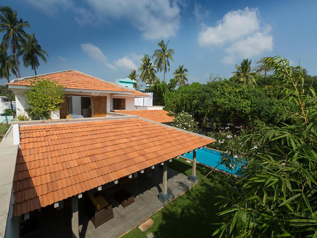 蓬蒂切里Kadal The Beach House的享有橙色屋顶房屋的空中景致