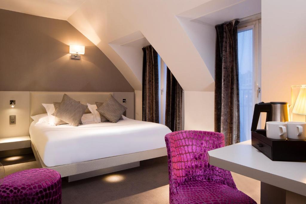 巴黎雅克德莫雷酒店的一间卧室配有一张床和两张紫色椅子