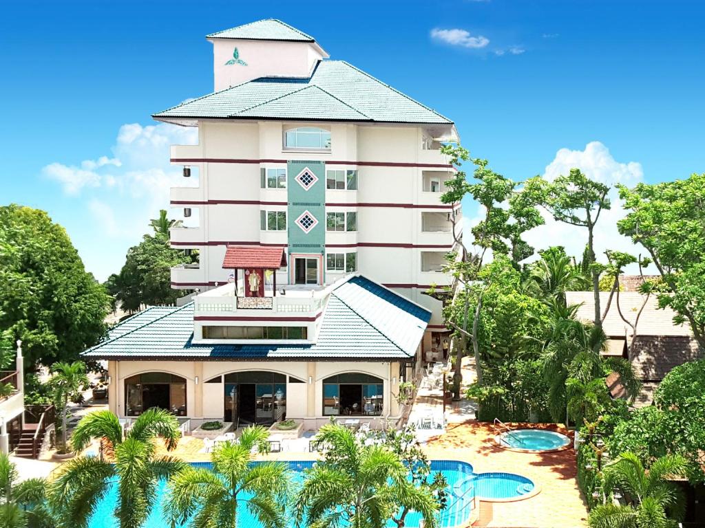 芭堤雅市中心Diana Garden Resort - SHA Extra Plus的享有度假村空中美景,设有游泳池
