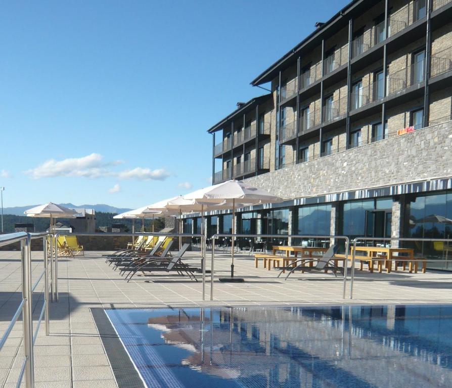 拉莫利纳HG拉莫利纳酒店的酒店配有桌椅和游泳池