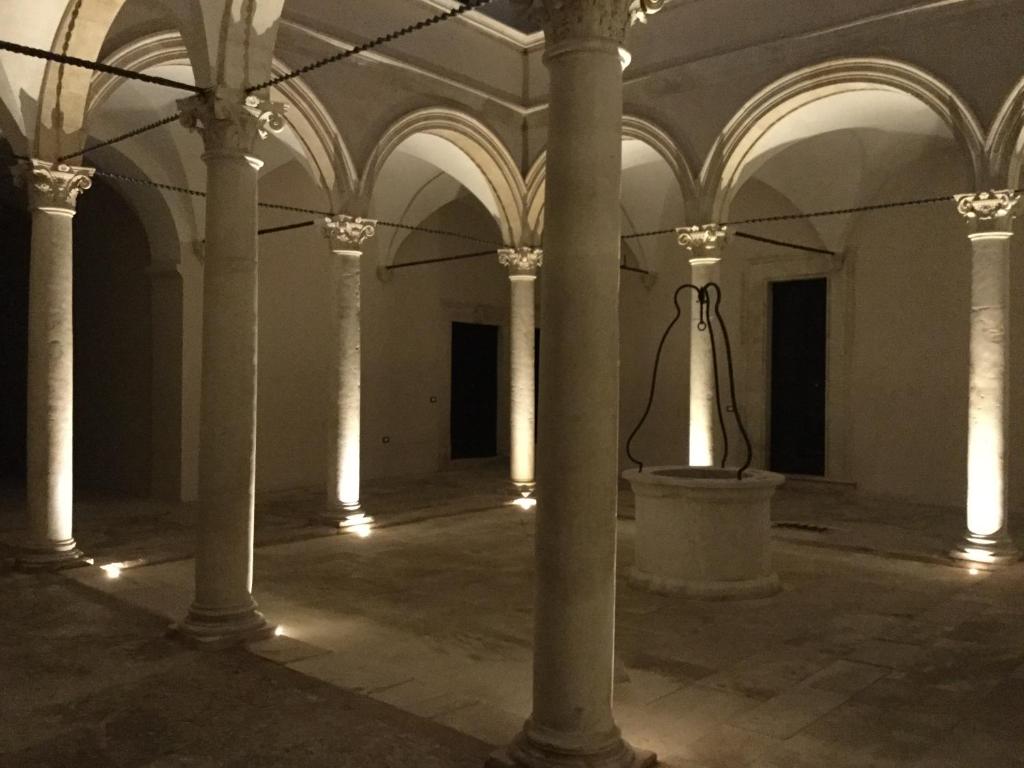 拉奎拉The Sound of Silence的建筑物内有柱子和铃声的空房间