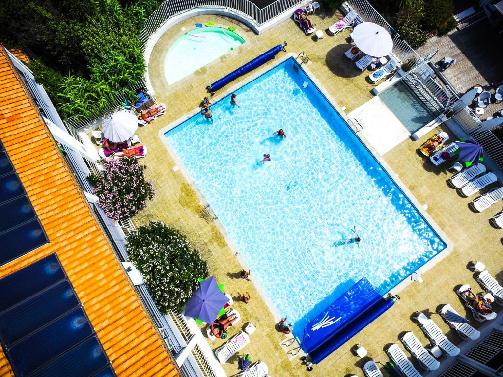 雷岛林滩Village Vacances Passion Ré La Blanche的游泳池游泳者的顶部景色