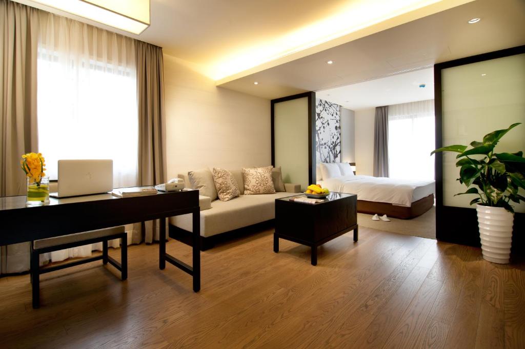 台北安居台北的带沙发、书桌和床的客厅