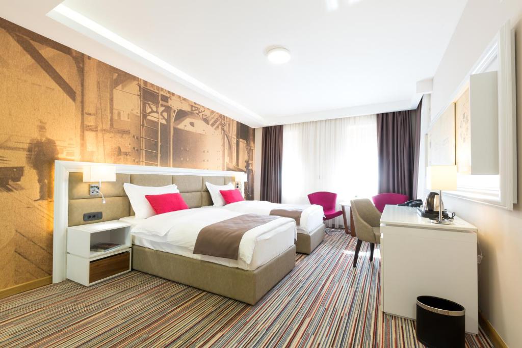 贝尔格莱德Hotel TESLA - Smart Stay Garni的配有一张床和一张书桌的酒店客房
