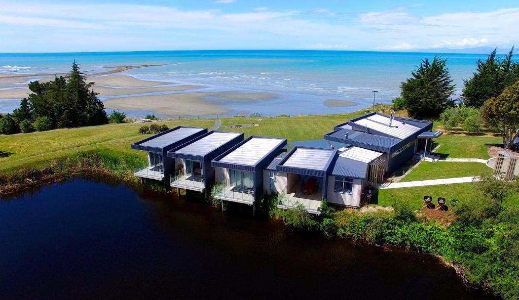 莫图伊卡水域酒店的水面上房子的空中景观