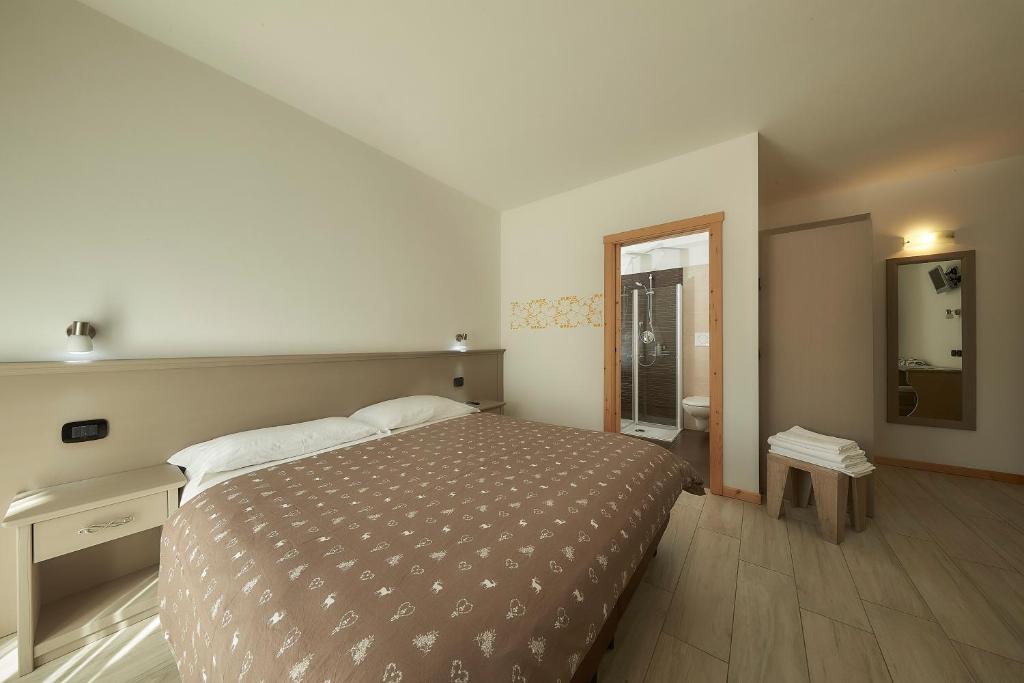 拉比阿贝特罗素旅馆的一间卧室配有一张床、一张桌子和一面镜子