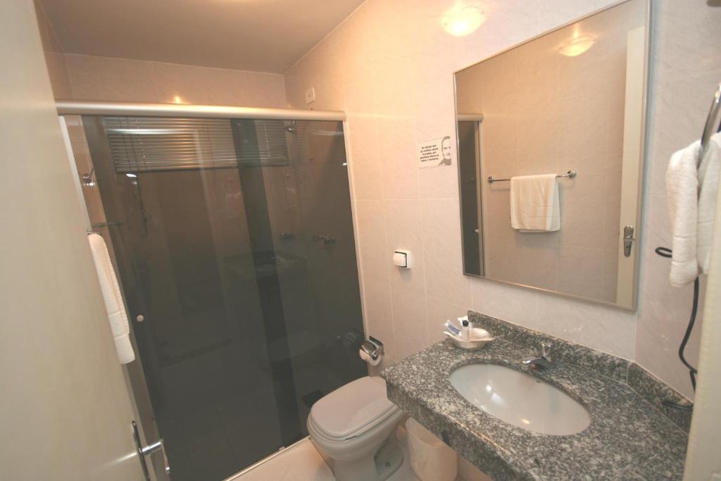 伊塔佩瓦Patriarca Hotel的浴室配有卫生间、盥洗盆和淋浴。