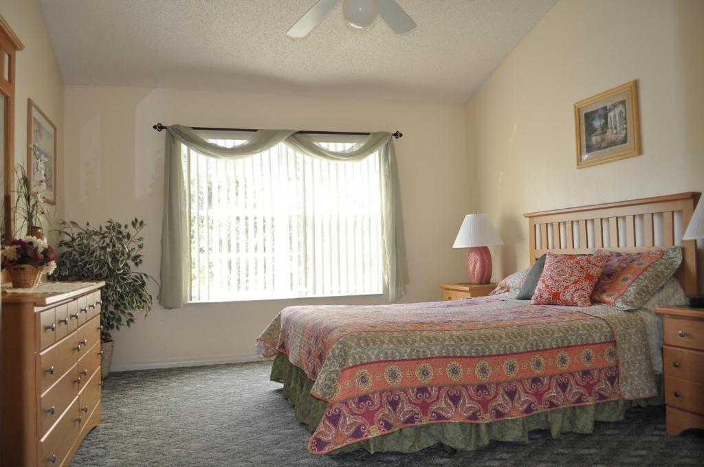 基西米拉古纳湾别墅公寓的一间卧室设有一张床和一个窗口