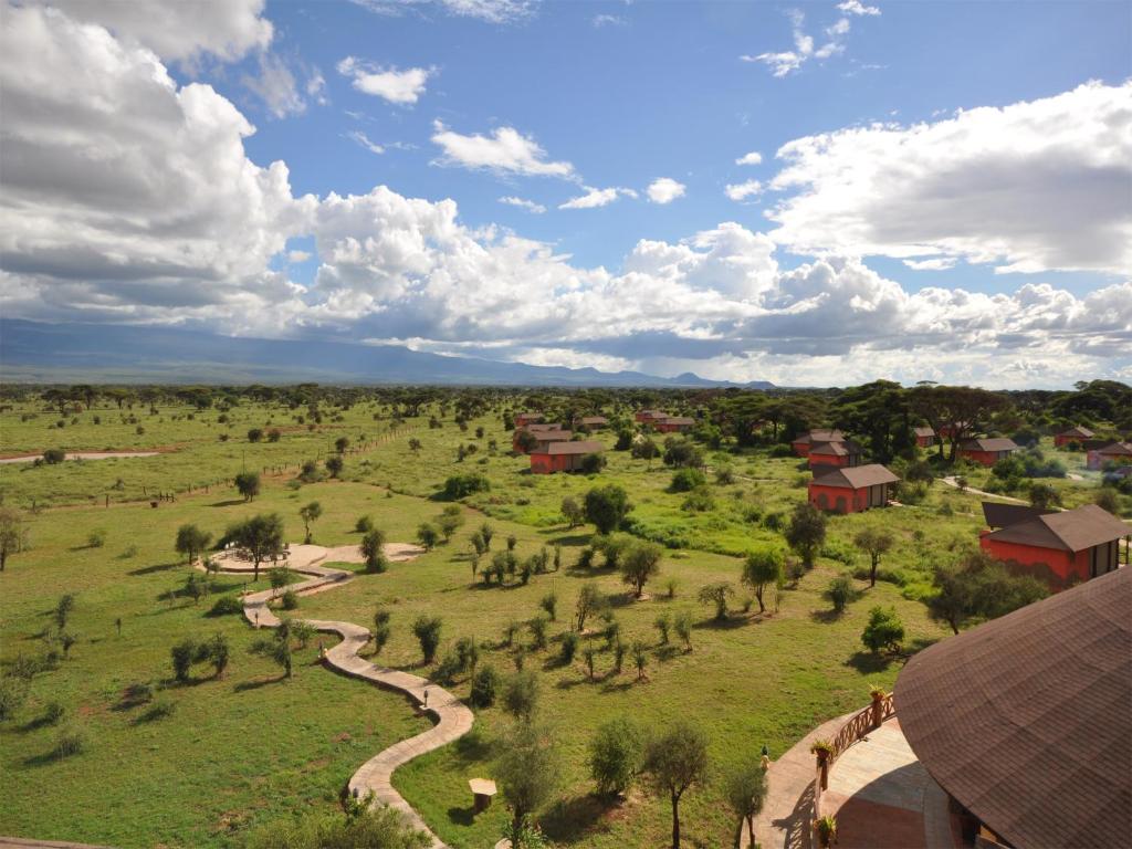 安博塞利乞力马旅行者帐蓬式酒店的树木和建筑物的田野的空中景观