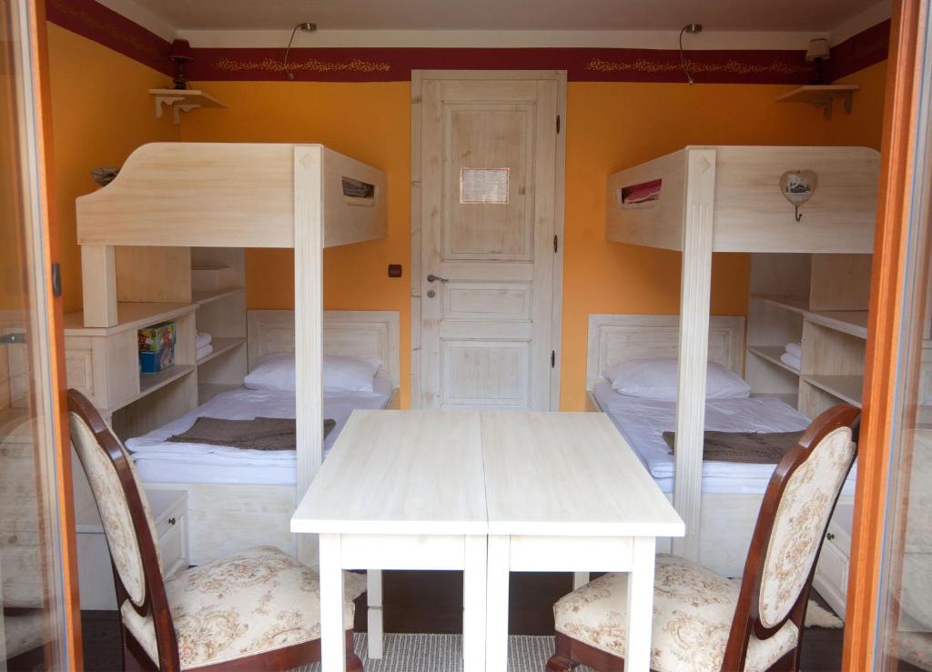 Miklavž pri TaboruTuristična kmetija Weiss的客房设有双层床和桌椅。