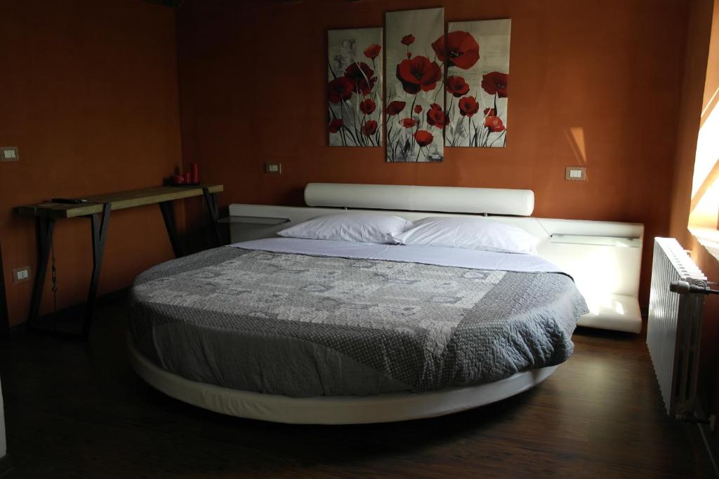 CadèAgriturismo Corte dei Landi的一间卧室,卧室内配有一张大床