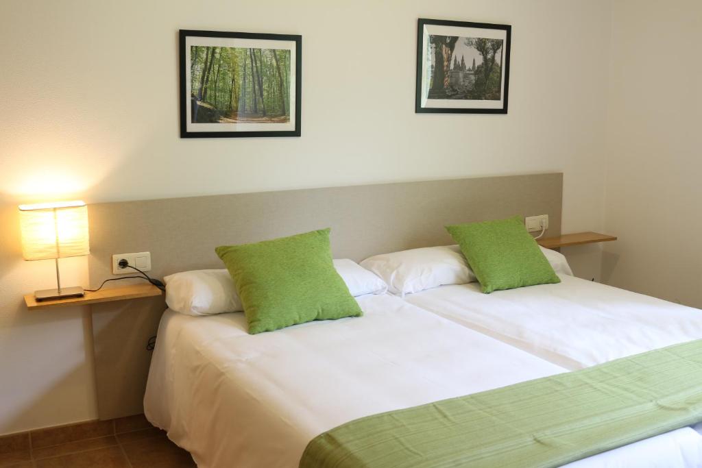 圣地亚哥－德孔波斯特拉Apartamentos Turísticos Cancelas by Bossh Hotels的两张睡床彼此相邻,位于一个房间里